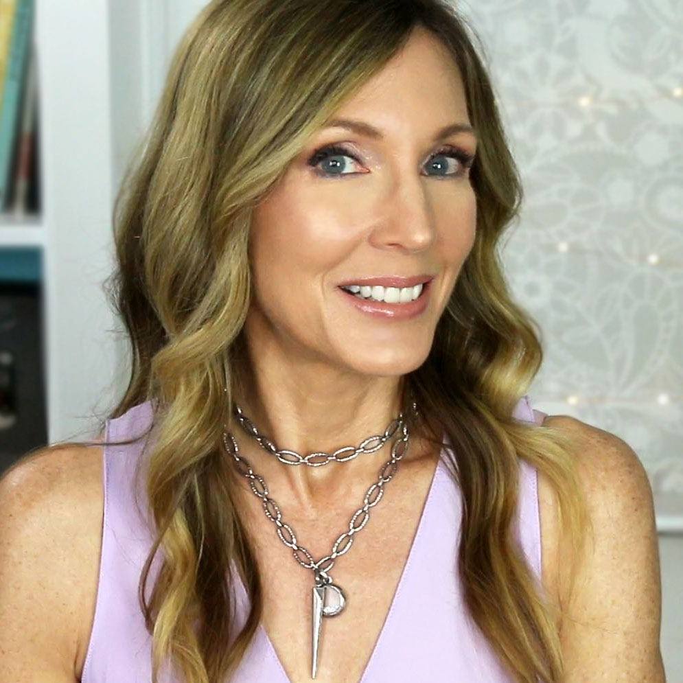 files/Angie-Hot-Flashy-Beauty-YouTuber-Over-40.jpg
